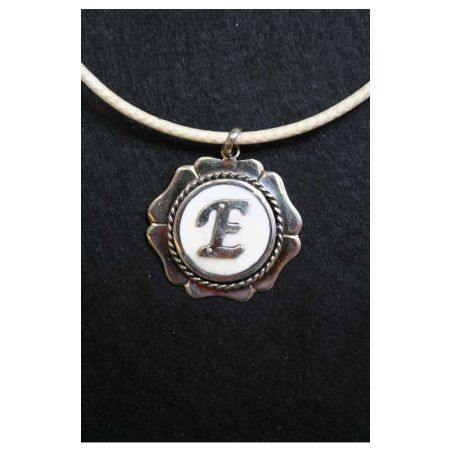 Collar letra E