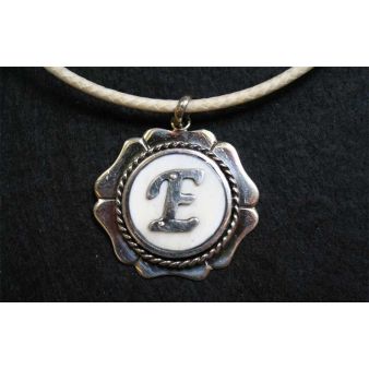 Collier lettre E