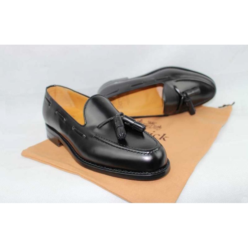 Mocasín con borlas en negro piso suela Mocasín con borlas en negro piso suela