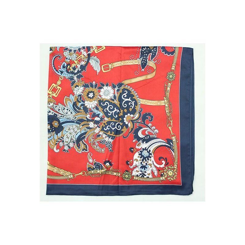 Pañuelo adornos cadenas y cachemir fondo rojo Pañuelo adornos cadenas y cachemir fondo rojo