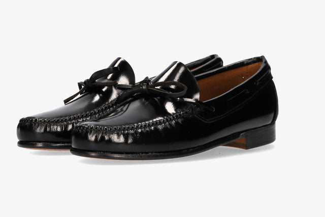 Mocasín con Lazo Negro Suela de Cuero