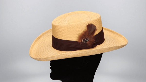 SOMBRERO GAMBLER CAMEL TIRA ANCHA MARRÓN CON PLUMA