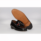 MOCASSIN NOIR AVEC POMPONS ET BANDE VERT-ROUGE-VERT