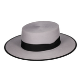 CHAPEAU SHERY AVEC DES CHEVEUX ARGENTÉS