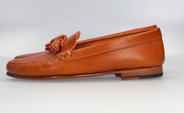 Mocasín con Borlas Vaqueta Natural