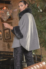 Poncho cuello pelo gris